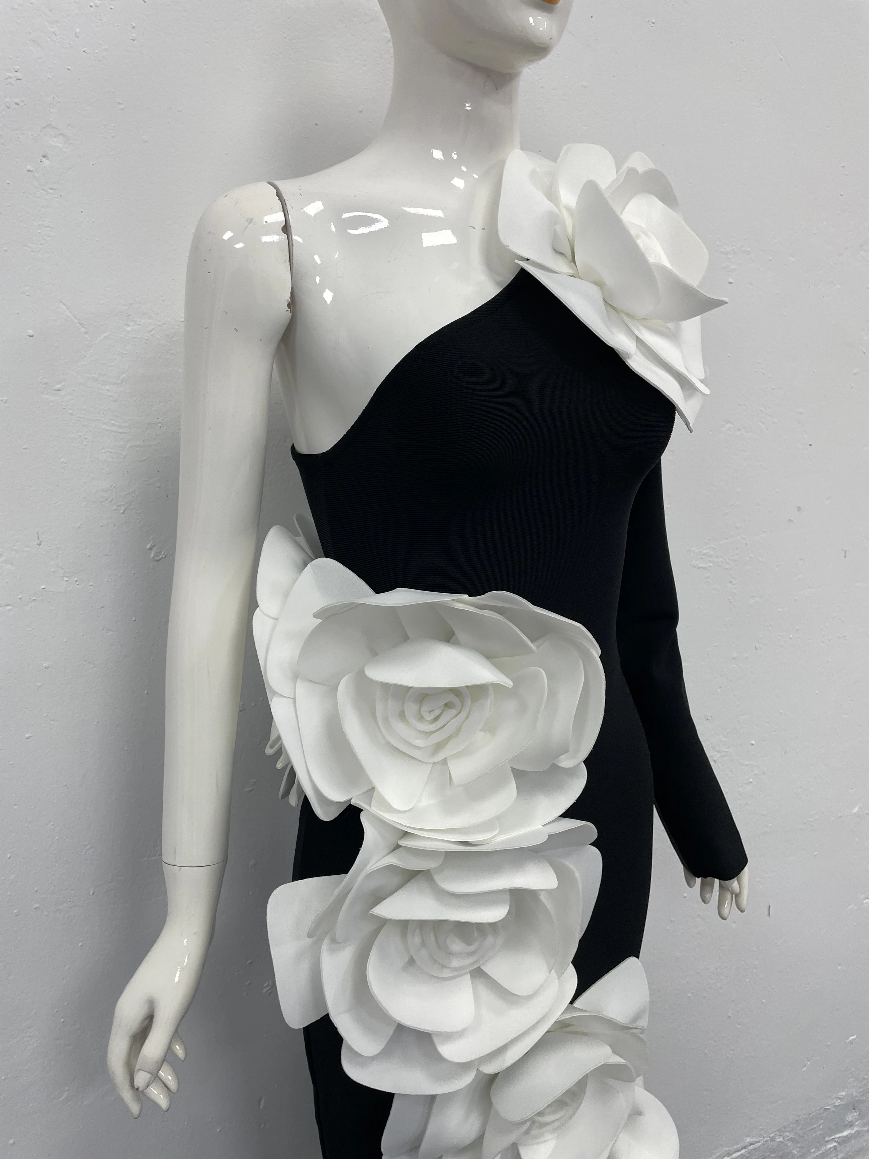 ชุดเดรสผ้าพันแผลทรงเข้ารูป ตกแต่งลายดอกไม้ ดีไซน์เปิดไหล่ สไตล์ใหม่ทันสมัย เหมาะสำหรับงานปาร์ตี้และงานเลี้ยง