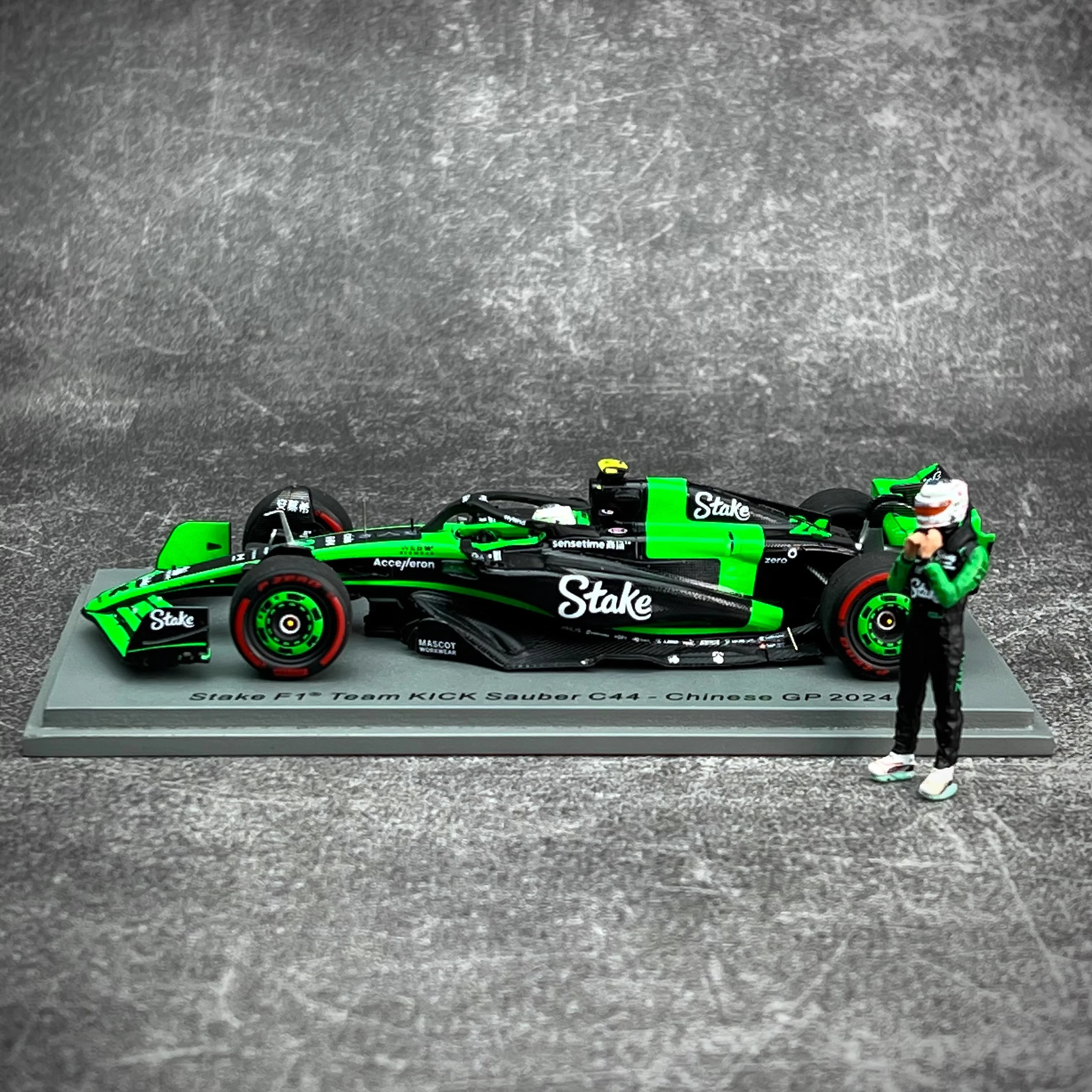 1/43 شرارة تشو قوانيو 2024 شنغهاي الجائزة الكبرى Sauber C44 F1 سباق السيارات نموذج تحصيل الديكور ثابت عرض الصبي الهدايا #3