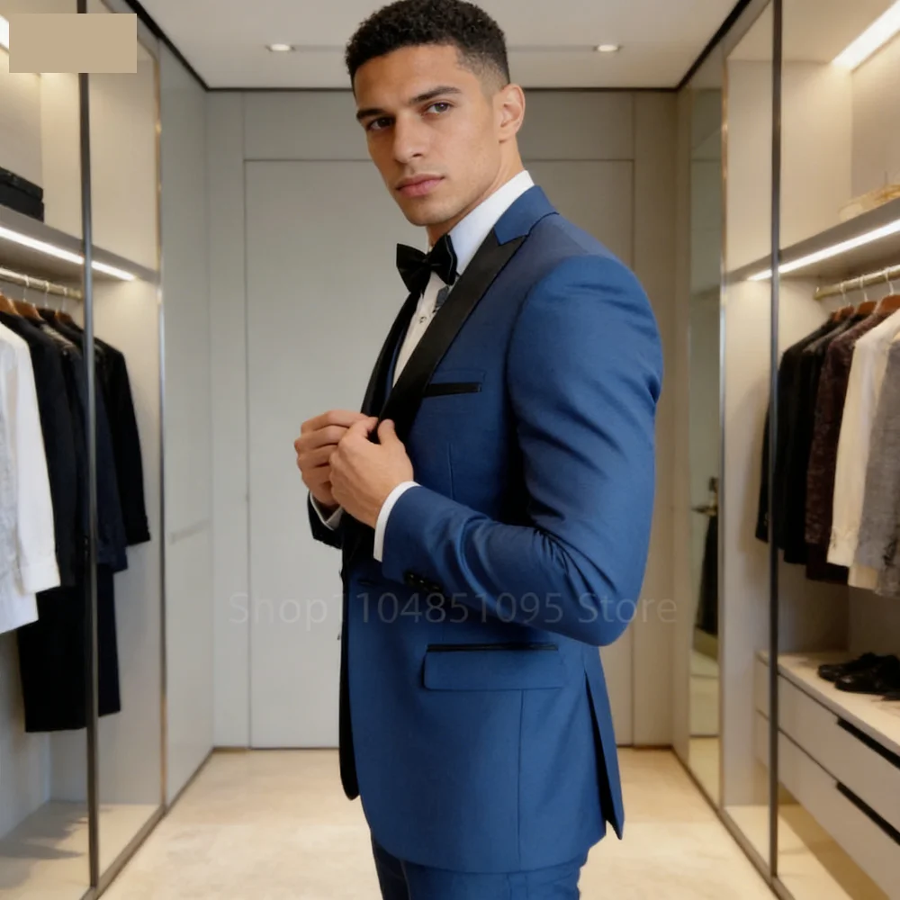

Элегантный мужской смокинг-тройка приталенного кроя: пиджак с шалевым воротником, жилет и брюки для свадьбы, деловых мероприятий и выпускного вечера. Мужская одежда.