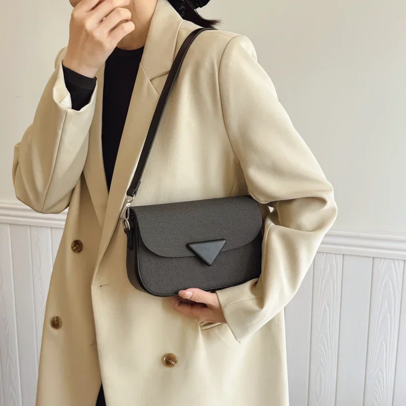 

Famous women's crossbody bag, fashionable women's zipper shoulder bag with luxurious adjustable chain strap