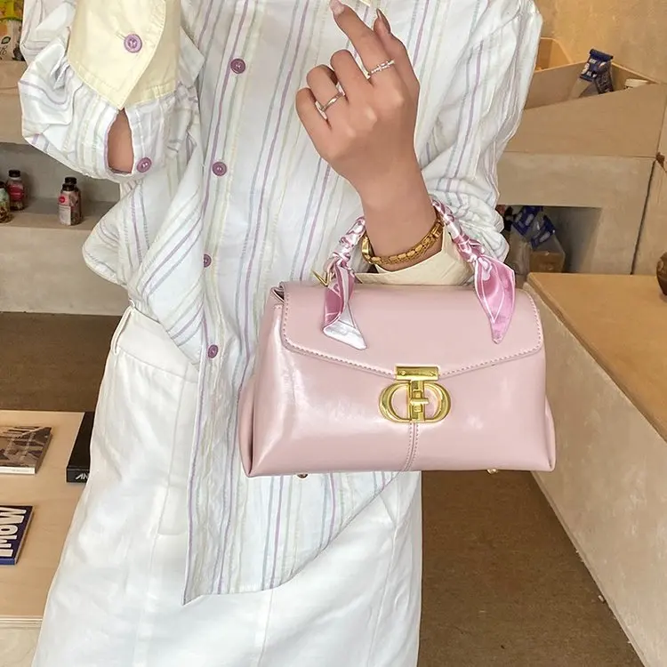 

Премиальная минималистичная стеганая сумка с цепочкой-ремешком и надежной застежкой, вместительным внутренним пространством, трансформируемая (на плечо и через плечо), новинка 2026 года