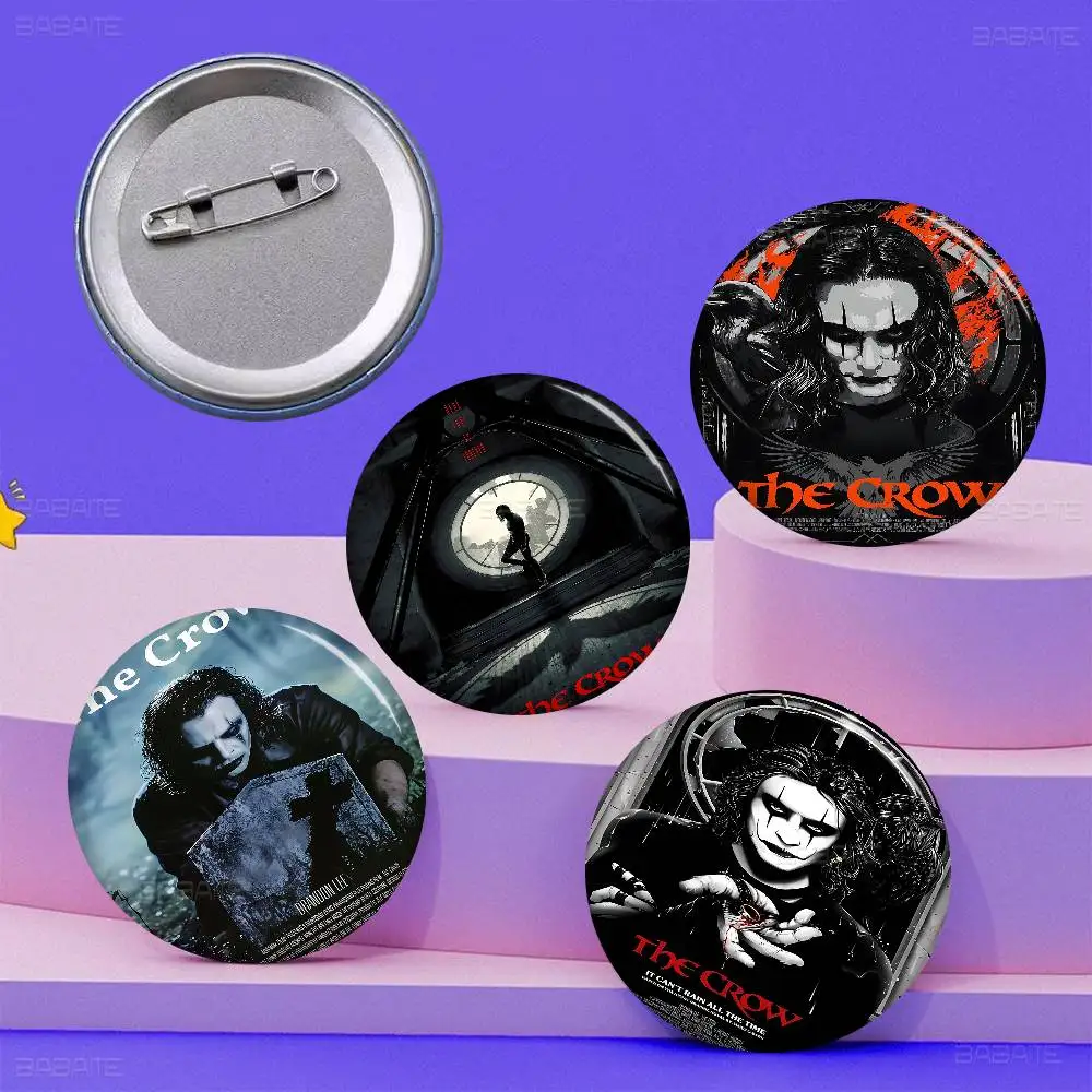 Die C-Crow Horror Film Cartoon Broschen Anime Abzeichen Runde handgemachte Brosche Anstecknadeln Schmuck für Rucksack Kleidung Geschenke