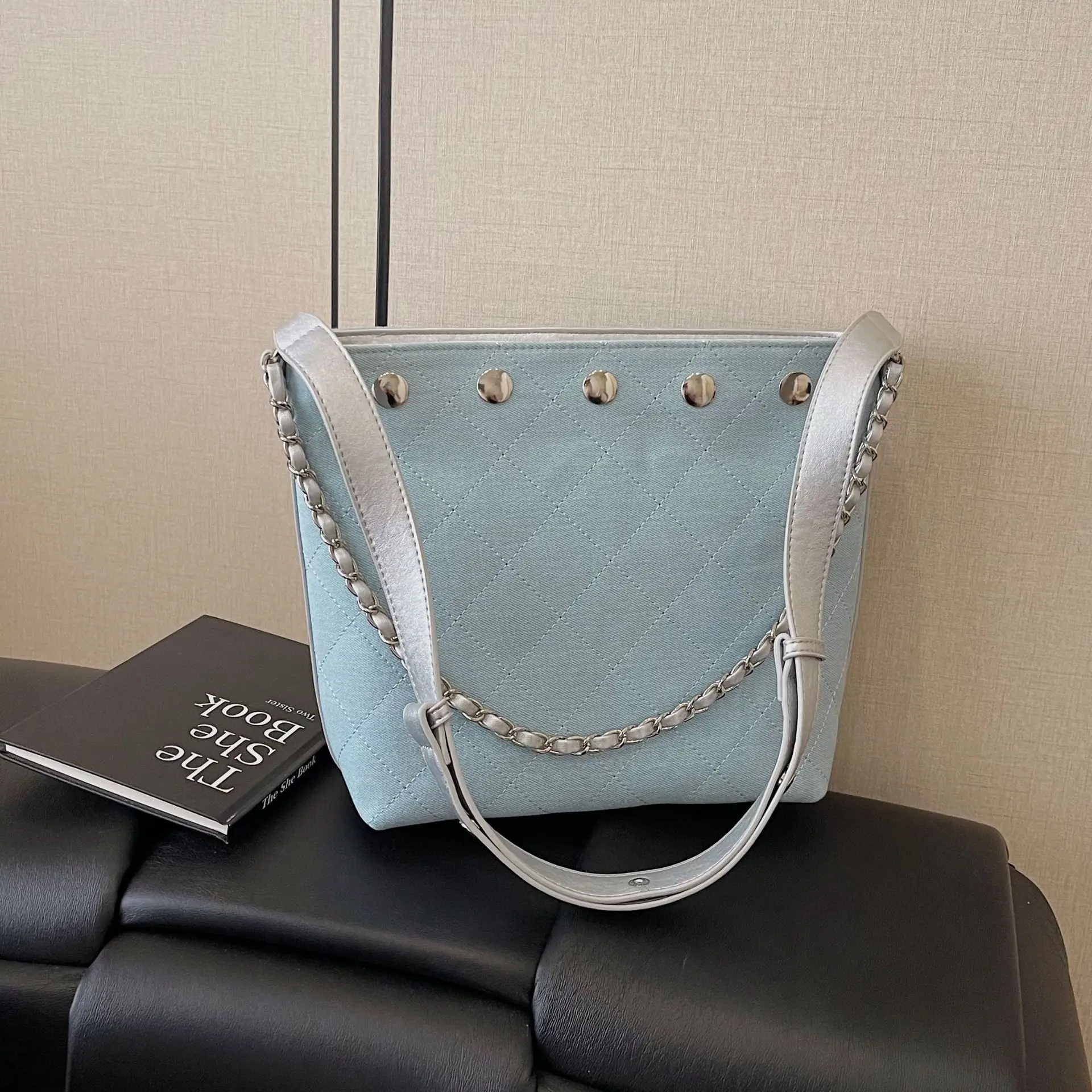 

‌ Новая сумка через плечо 2025 года — потертая джинсовая ткань с металлической цепочкой, женская работа и отдых ‌