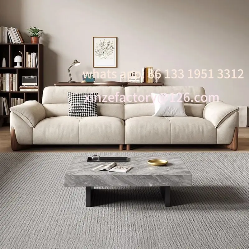 غرفة معيشة بسيطة وحديثة قابلة للتخصيص، شقة صغيرة، صف مستقيم، أريكة قماشية بتقنية الرياح الكريمية