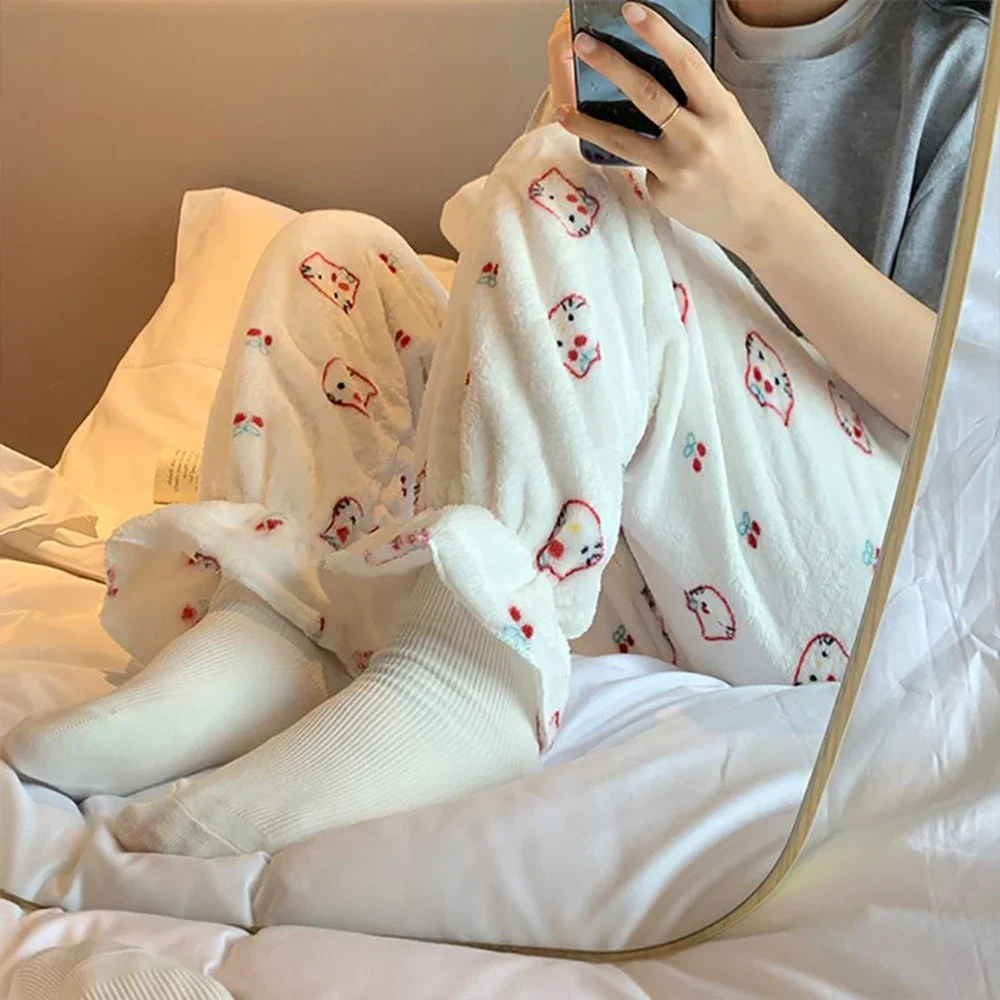 Cartoon Sanrioed Hallo Kitty Plüsch Pyjama Hosen Frauen Flanell Hosen Anime Kawaii Baumwolle Winter Warm Halten Verdicken Hause Hosen