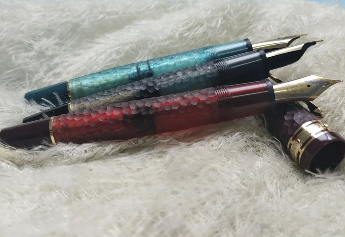 

Гладкая перьевая ручка WingSung 630 с молотковым узором No 8 перо поршень смола золотой зажим ручка канцелярские принадлежности деловые письменные подарки