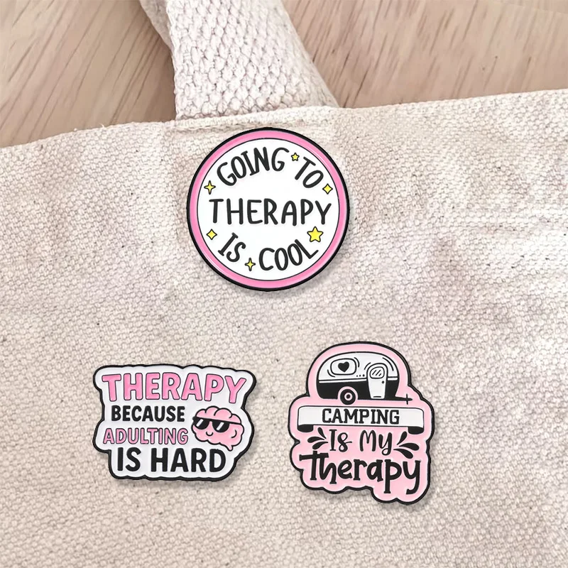 �Therapie zu gehen ist cool“ – Emaille-Abzeichen, „Erwachsen werden ist schwer“ – Zitat-Anstecker, Brosche mit mentaler Gesundheit, Humor, Schmuck, Geschenk – Detail 3