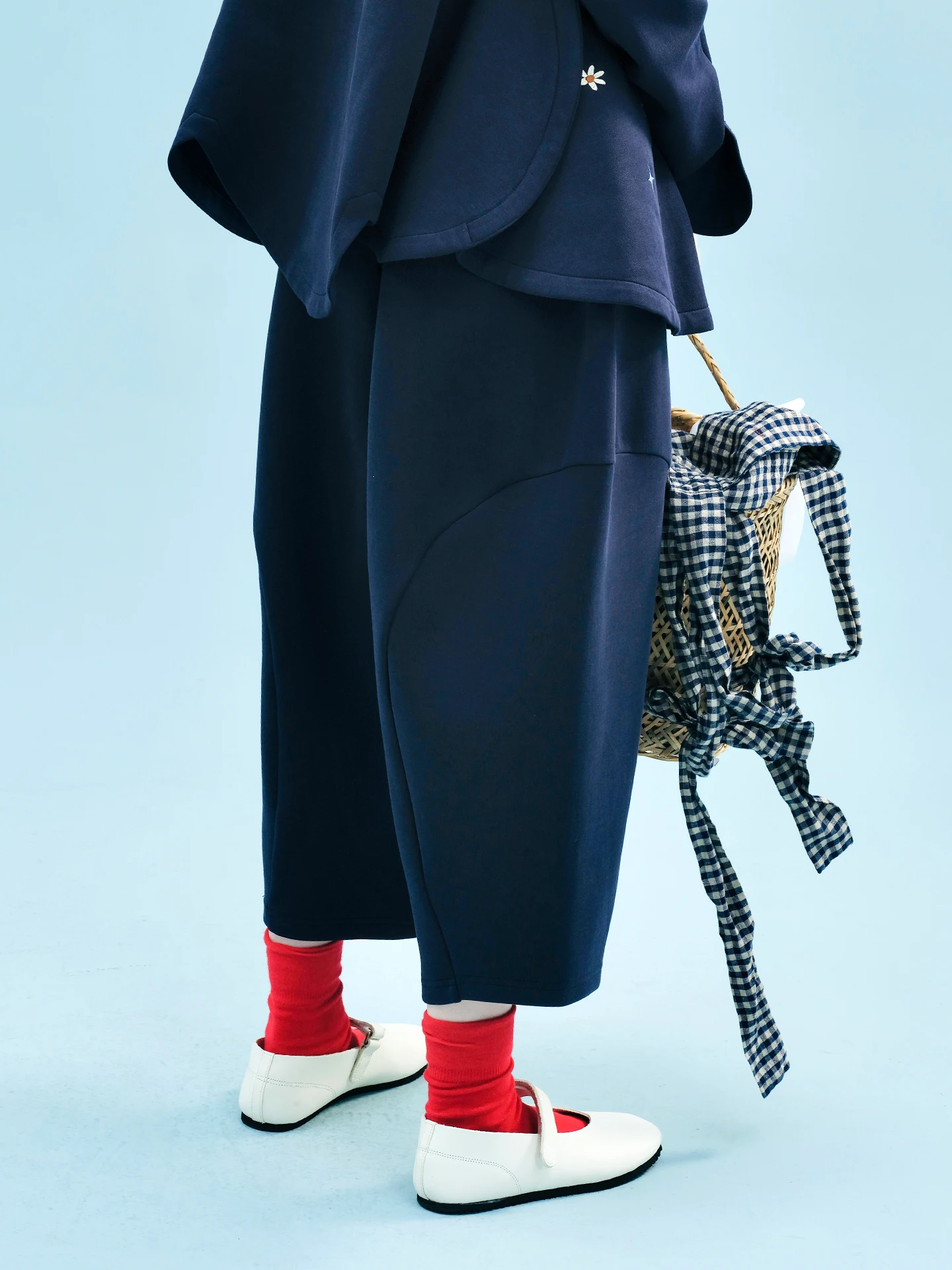 Luźne spodnie w kolorze granatowym z unikalnym wzorem - idealne do codziennego noszenia na co dzień, stylowe i wygodne 255250