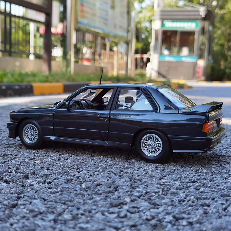 MINICHAMPS 1:18 for BMW M3 E30 M3 Original alloy car model collection display gift for friends and relatives