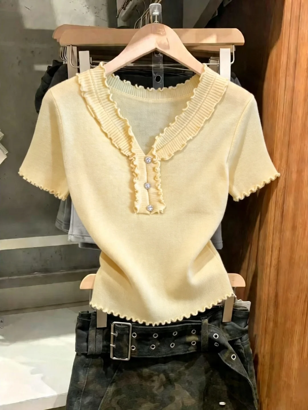 

Elegant V-neck Short-sleeved Knitted Top Women's Slim-fit Summer Fashionable Soft Style Garment with Wood Grain