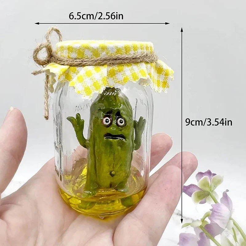 Mini picles mal-humorado em uma escultura de jarra Engraçado Aojiao Jar Pickle Display dos desenhos animados Estátua de Pickle de vidro claro criativo