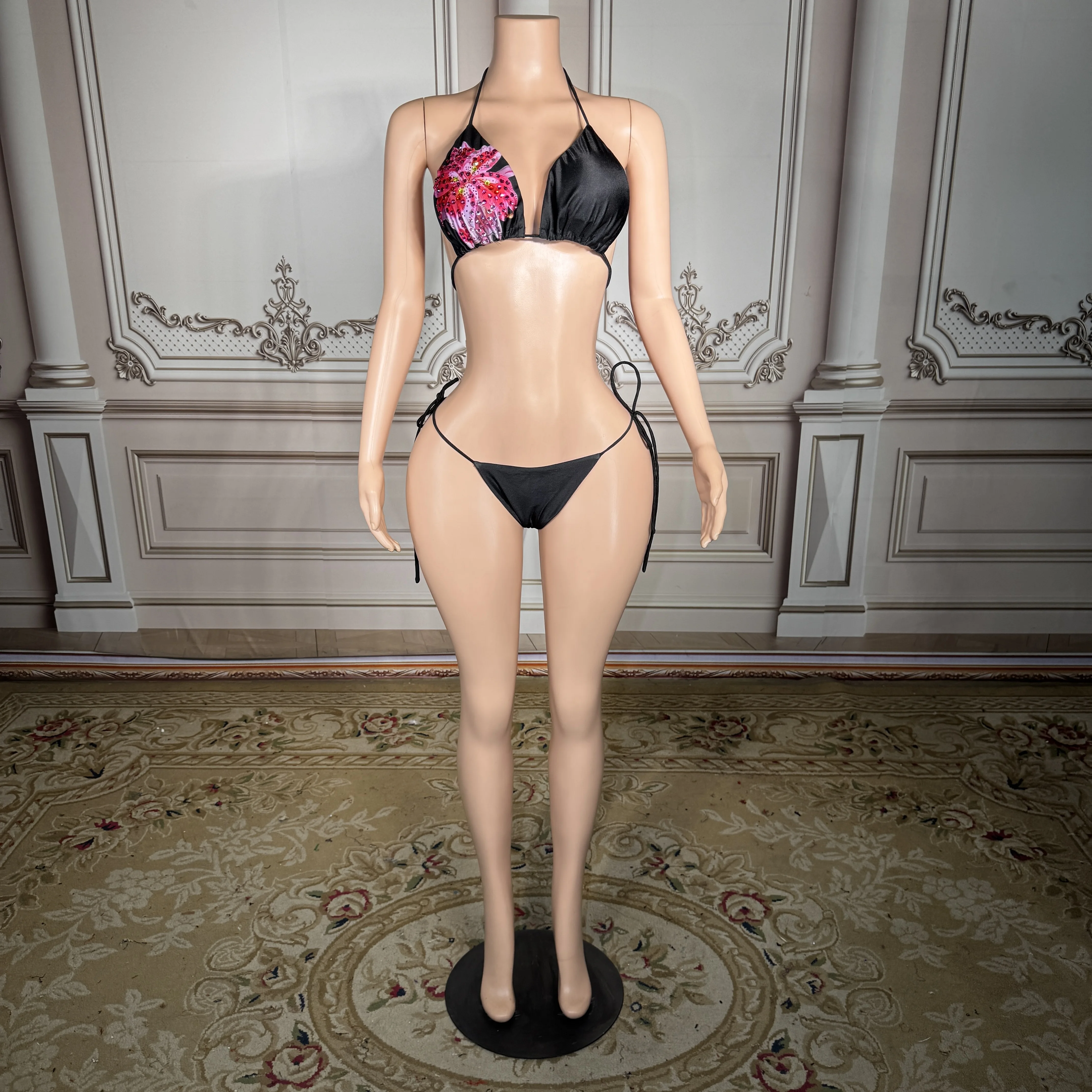 

Розовое короткое платье ZD с V-образным вырезом и бретелью через шею, в стиле ар-деко, с геометрическим узором, черной сеткой, королевским синим сапфировым оттенком, фасон «русалка», на одно плечо, с синими кристаллами