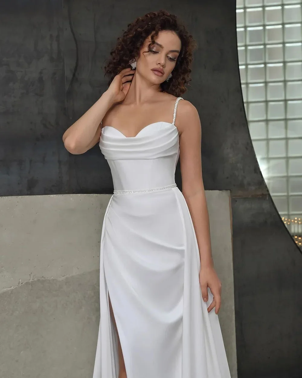 Customized Sexy 2024 A Line Wedding Gown Spaghetti Strap Unique Wedding Reception Dress Pleats Women Bridal Dress Fashion Exquis