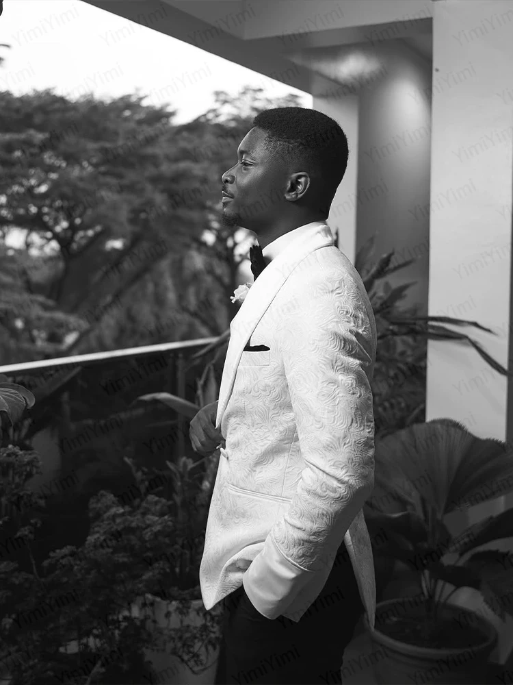 الدعاوى الرجالية الجاكار بدلة الزفاف فستان العريس 2 قطعة شال التلبيب مزدوجة الصدر سترة بيضاء السراويل السوداء سترة مخصصة