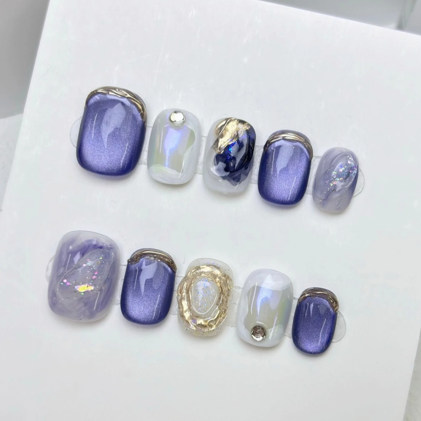 เล็บปลอมลายตาแมวสีน้ำตาลอำพัน 10 ชิ้น น่ารัก ลายตาราง กดติดง่าย ประดับกลิตเตอร์สีทอง เล็บสั้นทรงเหลี่ยม สำหรับตกแต่งเล็บ ฤดูใบไม้ร่วง