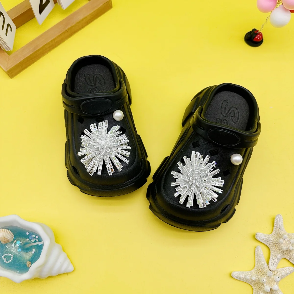 New Fashionable Versatile Cartoon Pearl Rhinestone Pom-Pom Clogs with Soft Non-Slip Soles, Closed-Toe Sandals for Boys and Girls, Model 606 - view 3