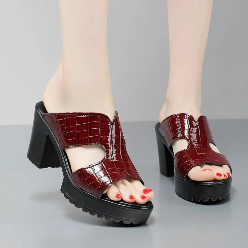 2025 элегантные босоножки на высоком блочном каблуке, обувь из лакированной кожи, летние сандалии на толстой платформе, женская офисная модель 2025 элегантные босоножки на высоком блочном каблуке, обувь из лакированной кожи, летние сандалии на толстой платформе, женская офисная модель