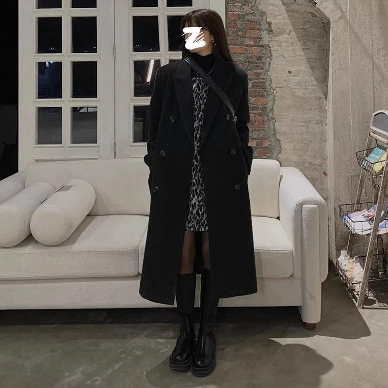 

2025Черный костюм, шерстяное пальто, женственное чувство, зимнее новое шерстяное пальто в стиле Хепберн с утолщенными передними плечами