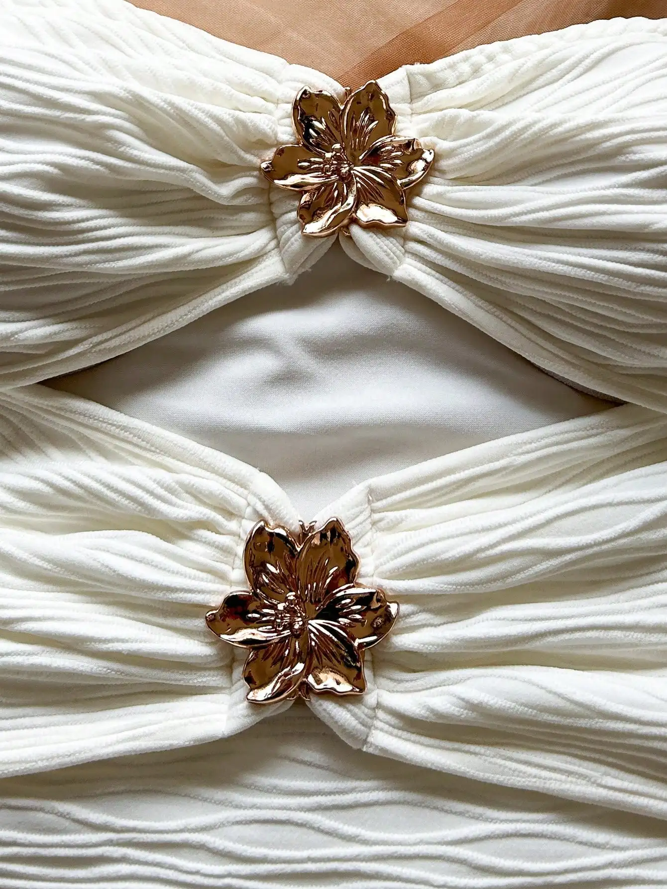 Mini robe blanche froncée sans bretelles avec boutons métalliques floraux, style Boho pour les vacances et le festival