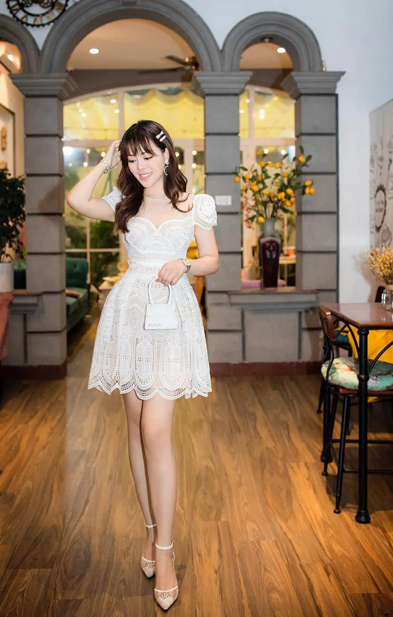 فساتين بحزام مطرز بالدانتيل الفاخر الخفيف للربيع للنساء بدون أكمام ورقبة على شكل V فستان غير منتظم صيفي بخصر عالٍ فستان قصير متأرجح كبير #4