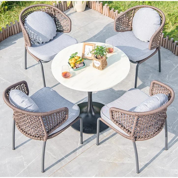 Conjunto de mesa y sillas de ratán para patio, terraza o jardín.