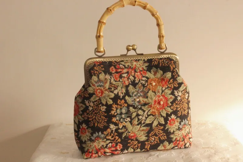 Lost in Vinatge Thread Fabric Pearl Embroidered Bag Bamboo Handle Petitpoint Clutch Antique Kiss Lock Bag Crossbody Metal Frame