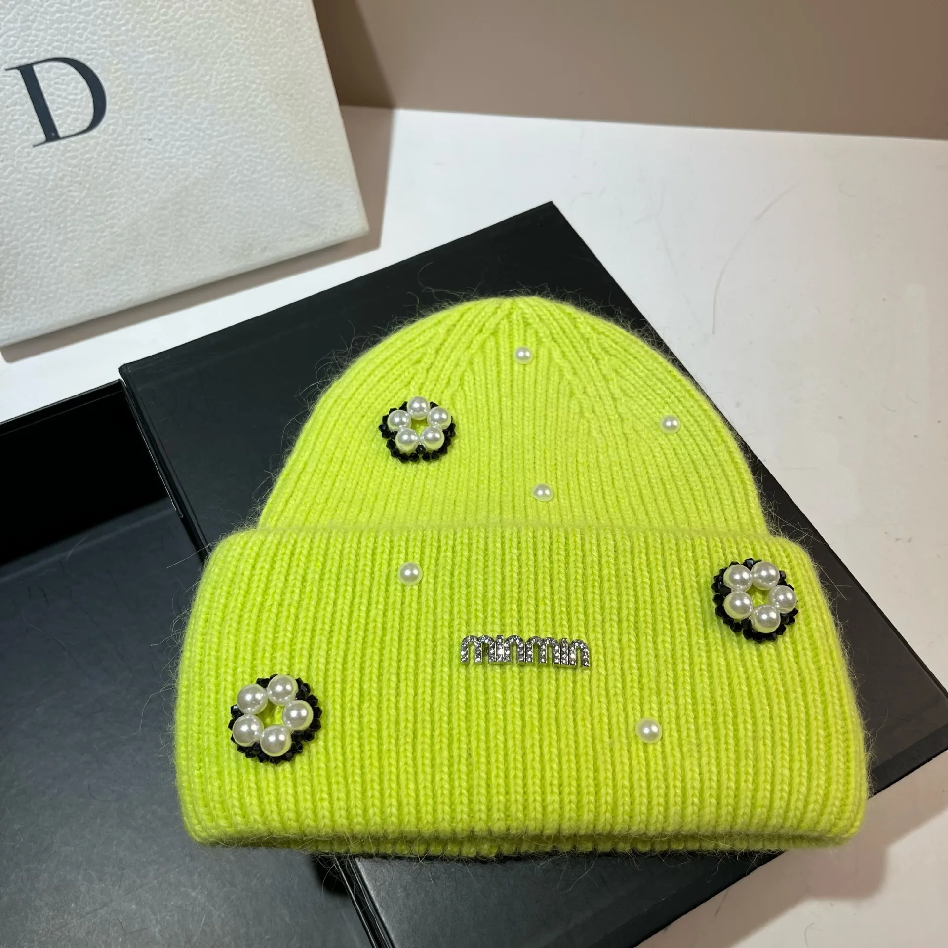 2026 جديد دقيقة نسخة الصناعة الثقيلة اللؤلؤ زهرة الصوف قبعة المرأة الشتاء الشمال الدافئة أرنب الشعر مزدوجة أضعاف حافة قبعات منسوجة