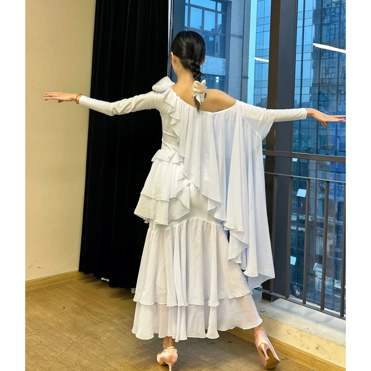 Neue Walzer Ballroom Dance Kleidung Frauen Unregelmäßige Rüschen Tops Rock Weiß Leistung Kostüm Erwachsene Ballroom Dance Kleid BL16797