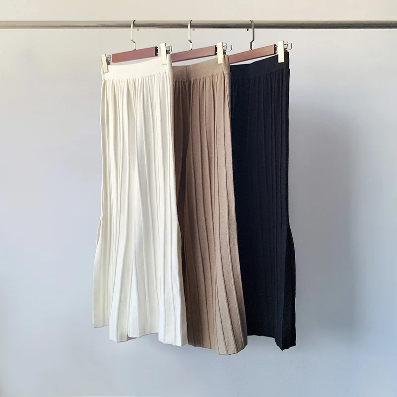 

Широкие брюки из эластичной шерсти с высокой талией и вертикальными полосками. Двусторонние брюки с разрезом по подолу. Кардиган в стиле текстурированной шерсти.