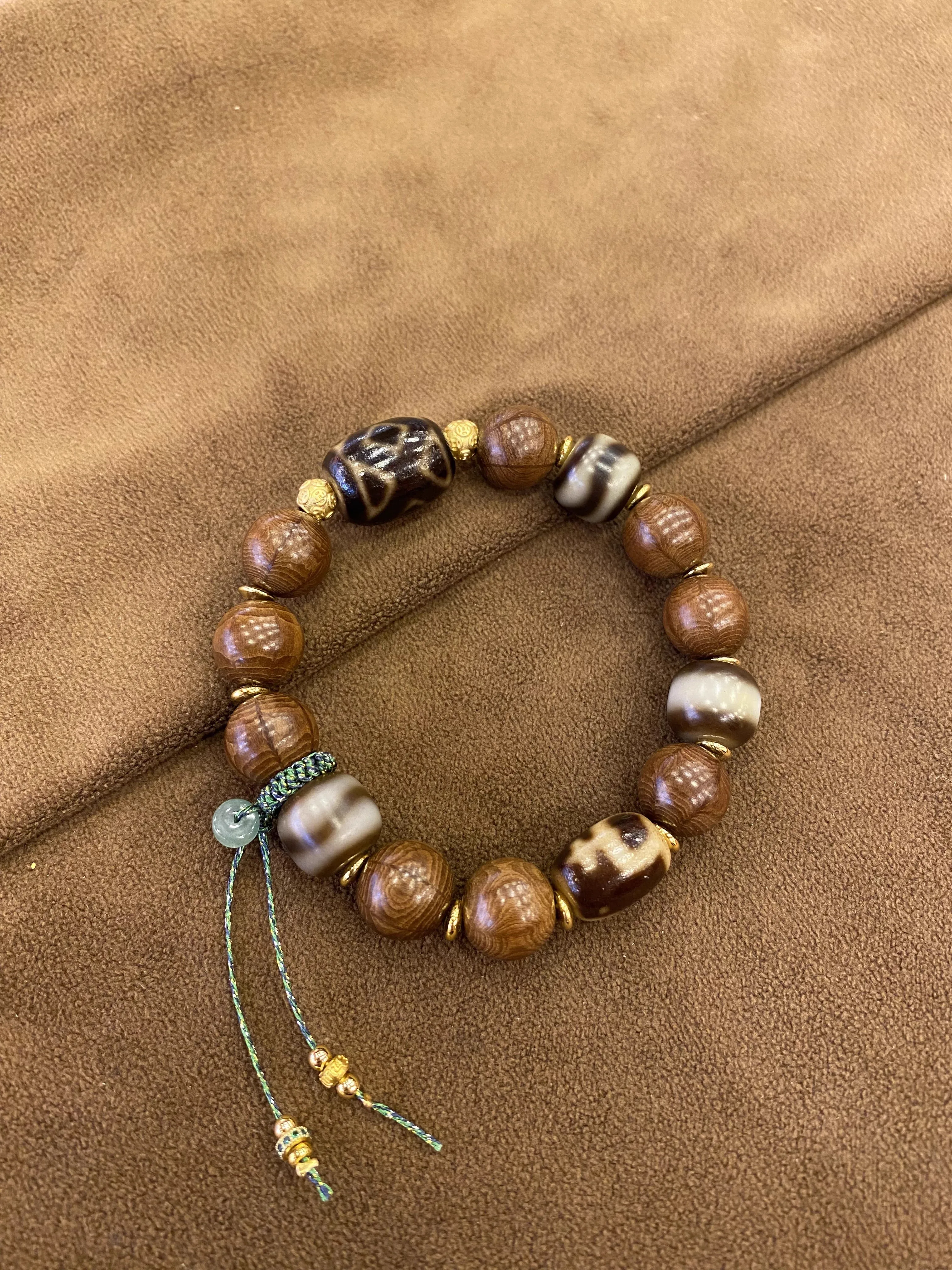 

Wooden Beads & Dzi Bead Single-Loop Bracelet