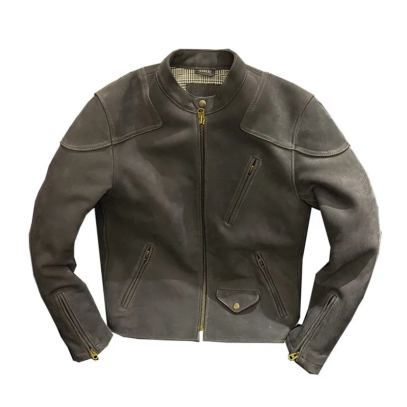 Este couro de motocicleta curto apresenta uma camada superior com acabamento fosco, apresentando e estiloso