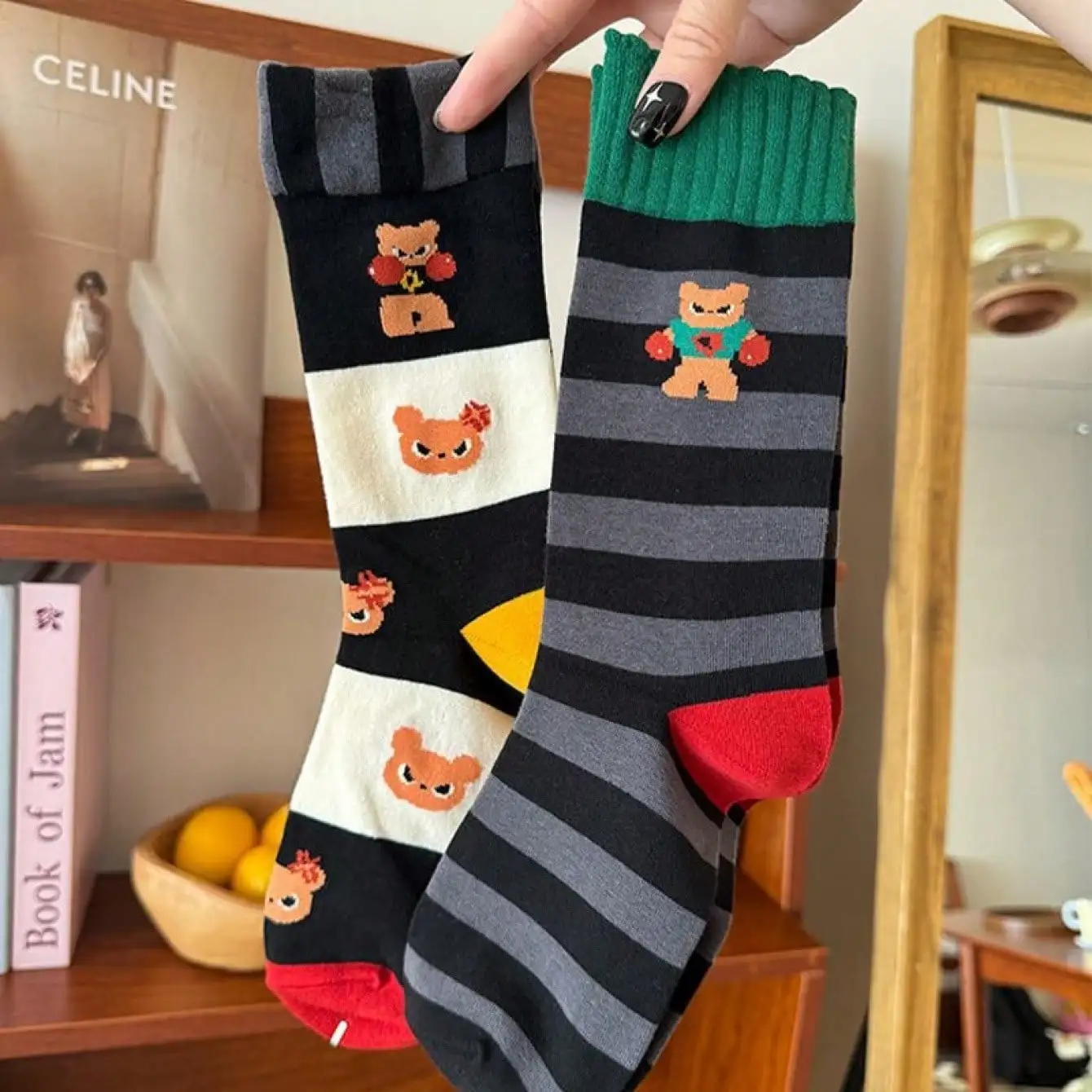 4 أزواج من جوارب الشطرنج باللونين الأبيض والأسود الجديدة لعام 2025، سلسلة الدب اللطيفة والغمزة الكرتونية، جوارب عصرية للنساء