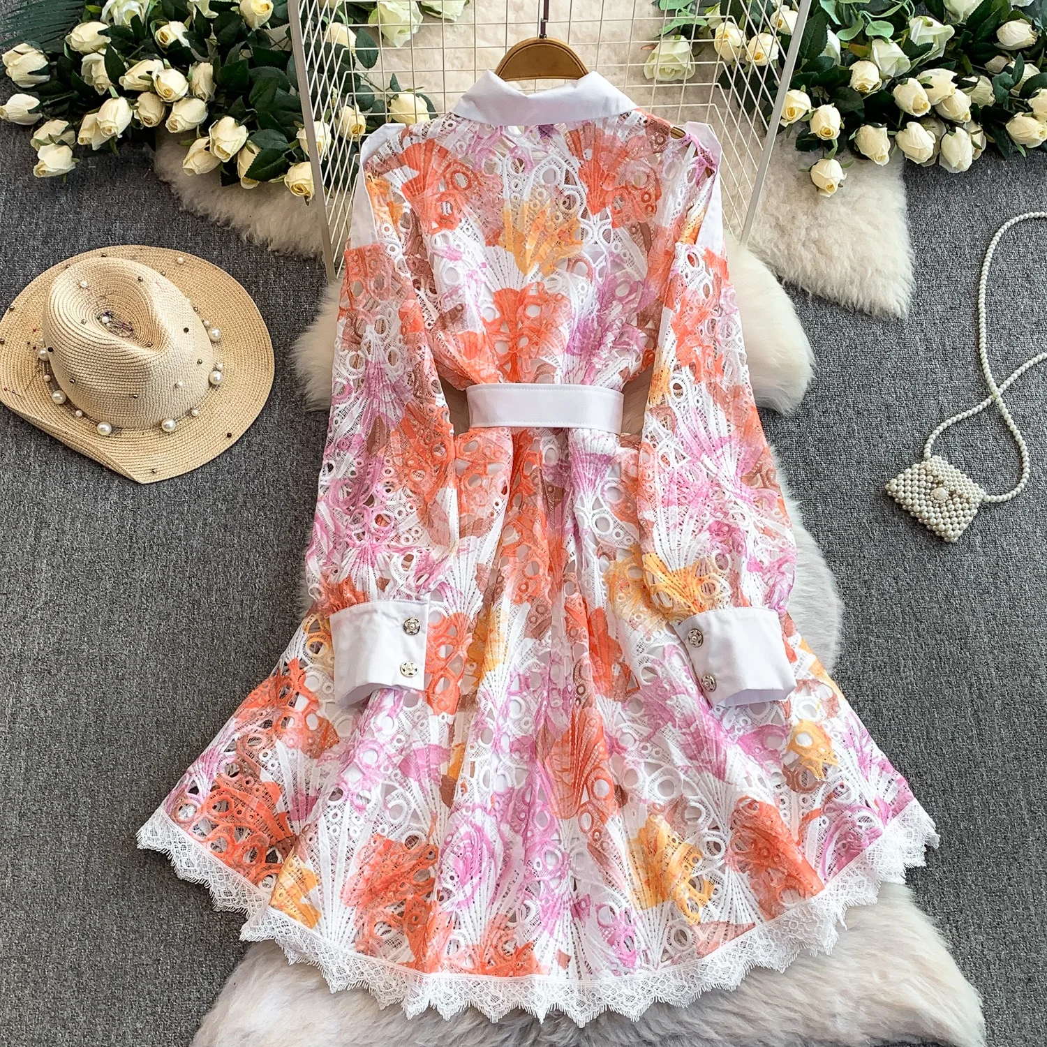 Clothland 女性ヴィンテージレースシャツドレス中空アウト長袖ベルト A ライン女性シックなミディドレス Vestido QE302