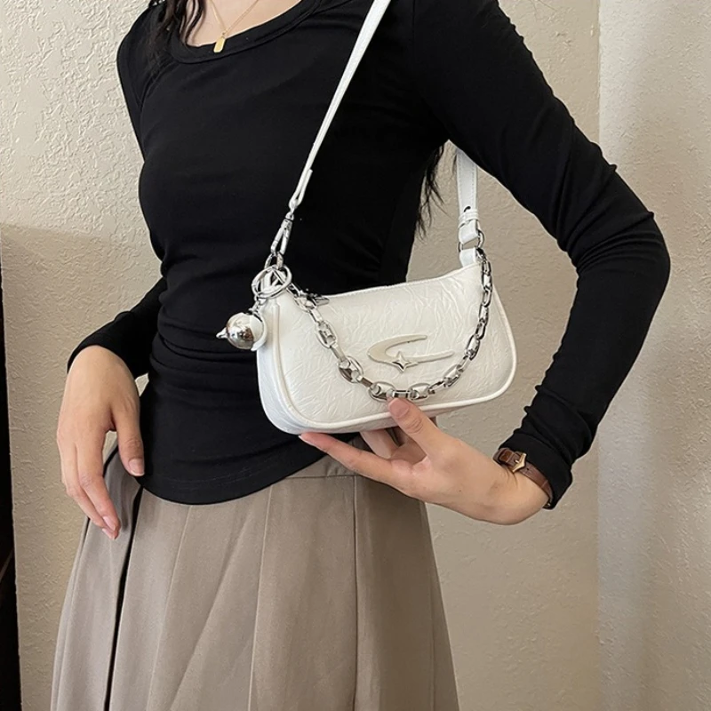 Schicke Strukturierte Casual Tragetasche mit Silberkettendetail Unterarmtasche Abnehmbarer Anhänger Trendige Mini-Schultertasche für Frauen Alltag – Detail 3