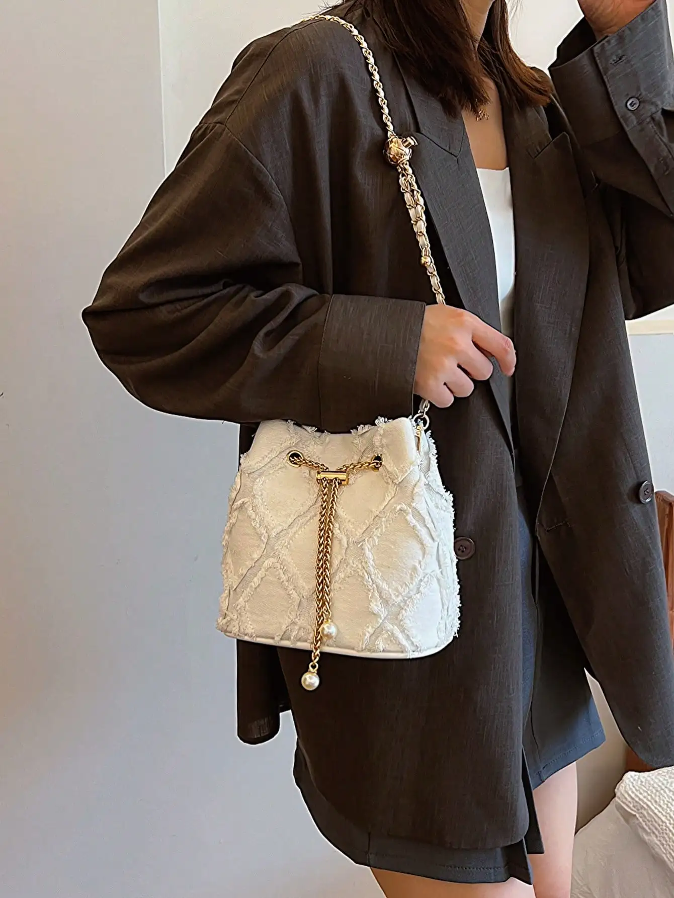 حقيبة دلو شبكية كلاسيكية جديدة من حجر الراين الصلبة لعام 2024: رباط معدني، نمط كتف للتسوق