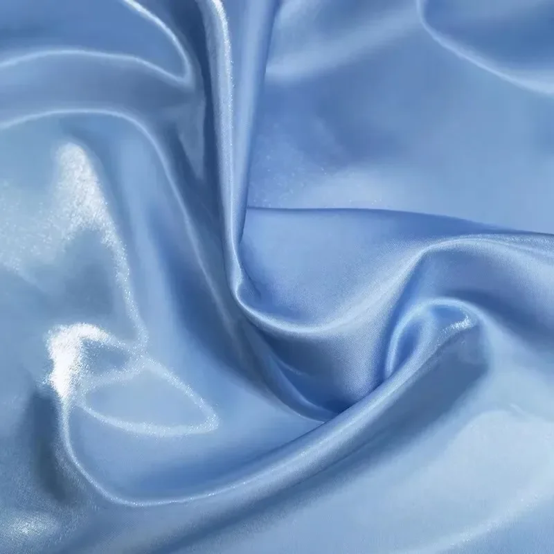 白いクリスタルシルク縫製のイブニングドレス、サテンの水光沢サテンウェディングドレス、シルクの硬い生地、リキッドメタルデザイナー生地