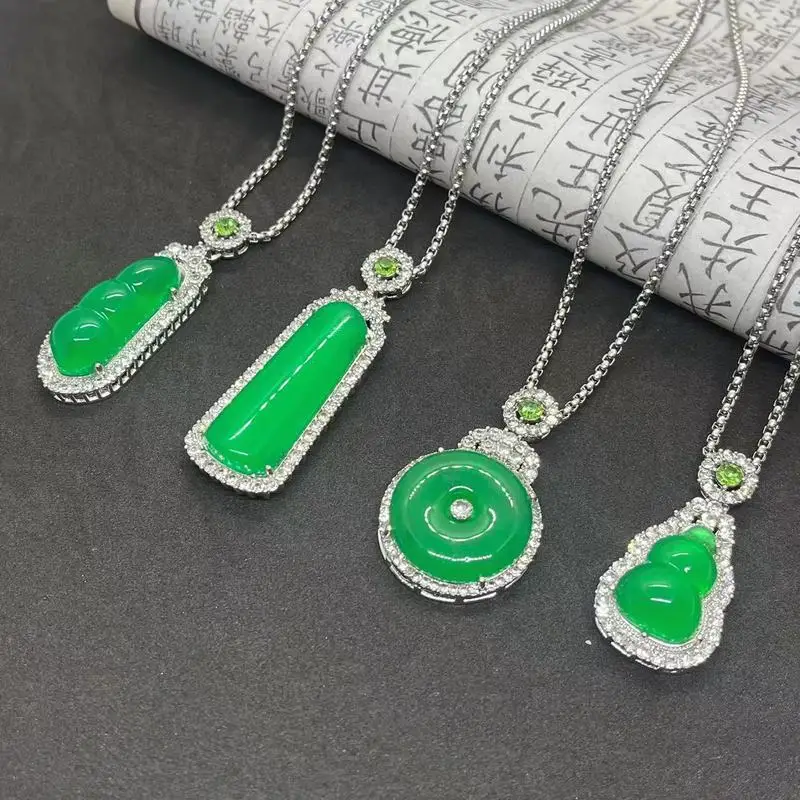 Emerald diamond with high ice green pendant, gourd-shaped safety buckle necklace, stainless steel chain that does