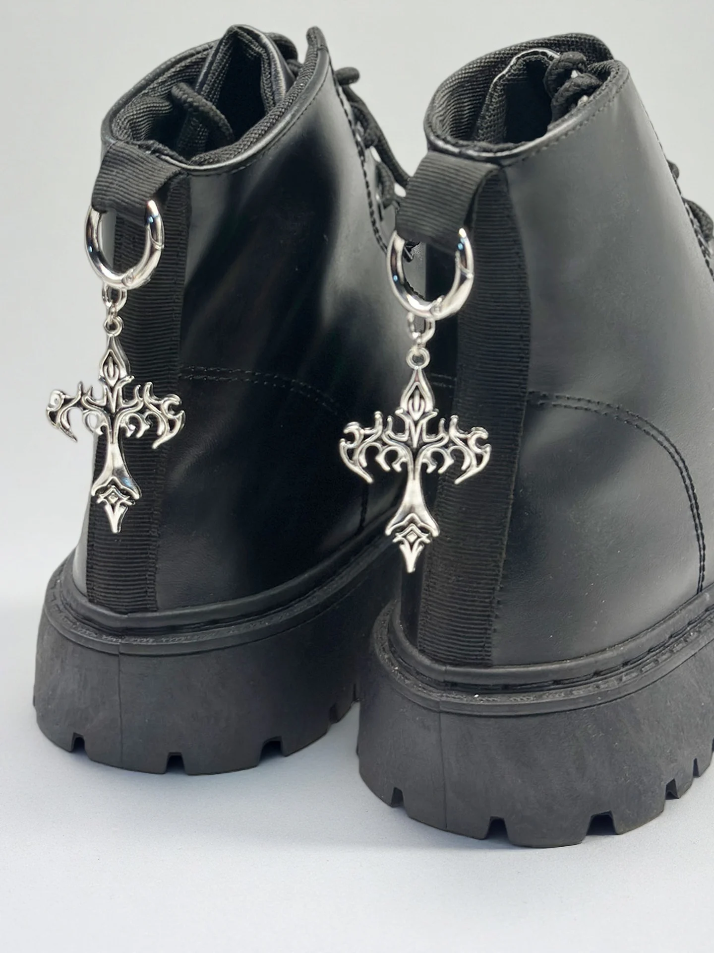 2-Piece Set of Dark Series Gothic Cyber Style Retro Gothic Flame Crosses, Suitable for Autumn Shoes and Boots, Fashionable Detachable DIY Cool and Unique Zinc Alloy Material, Lightweight, Shoe Accessories, Suitable for Both Men and Women, DIY Shoe Decorations, Shoe Heel Pendant Decoration