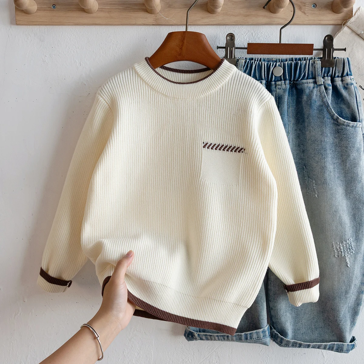 Boys' round neck long sleeved knitted contrasting striped pullover sweater suitable for campus daily use in autumn and winter