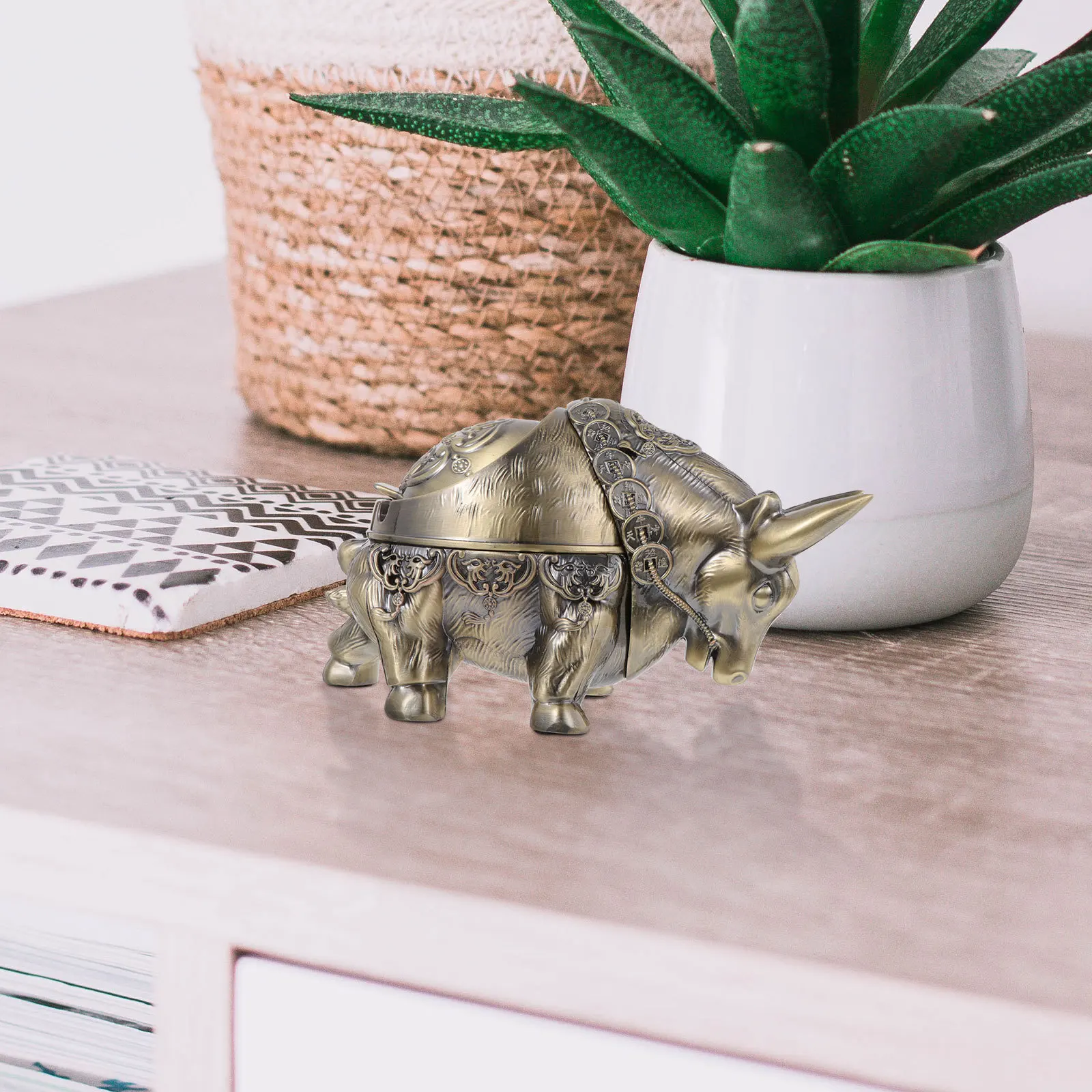 

1pc Chinese Style Ashtray Zinc Alloy Cattle Shaped Cigarette Container Creative Desktop Decoration For Office Home Use