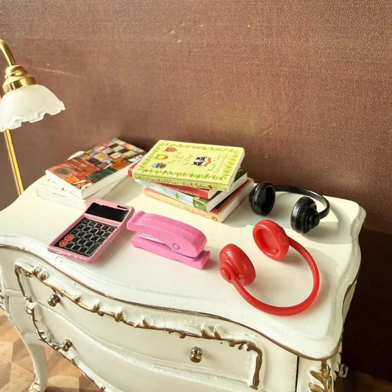 Xm10pcs 2.5*1.8*0.25cm fones de ouvido calculadora grampeador casa de boneca móveis estudo decoração 1/12 casa de bonecas vintage modelo de livro em miniatura