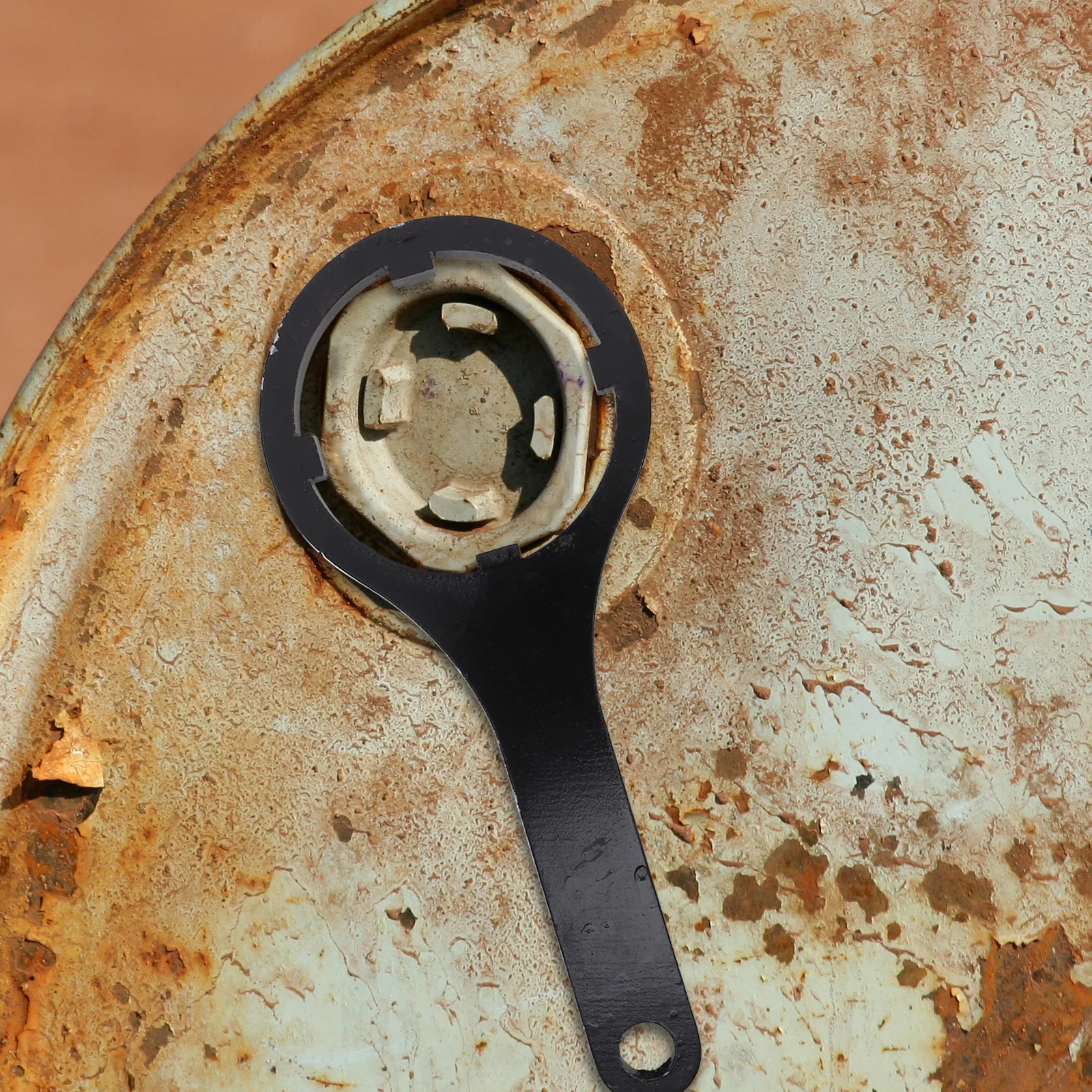 

Lid Wrench for Gallon Drum Barrel Cap Remover Tool Portable Metal Bung Opener Spanner Heavy Duty Bucket Lid Opening Solution