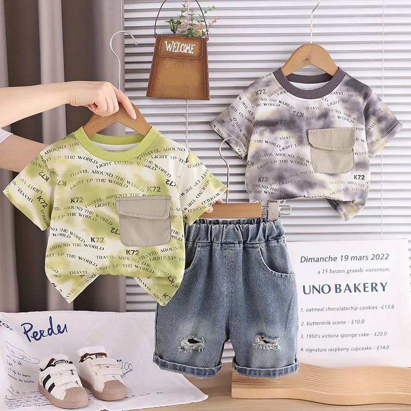

Футболка с короткими рукавами с буквенным принтом для маленьких мальчиков + джинсовые шорты, комплект из 2 предметов, летняя удобная дышащая детская одежда, детский костюм