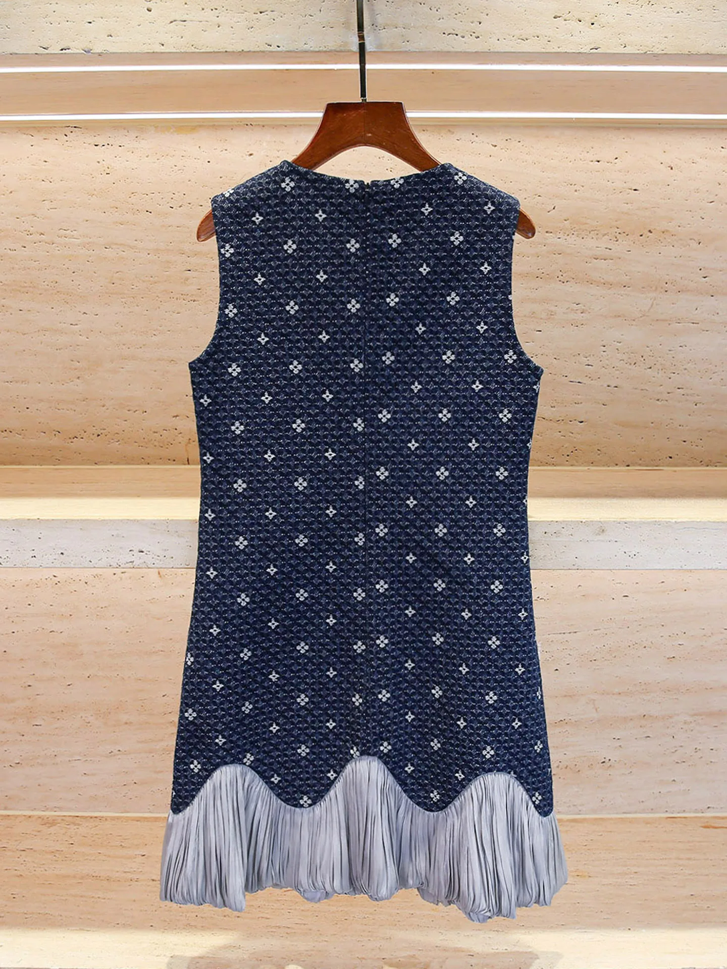 فستان نسائي راقٍ من ساوث أويل لخريف 2025 بتصميم أنيق مطرز بخصر مرتفع وتنورة بسيطة للعمل