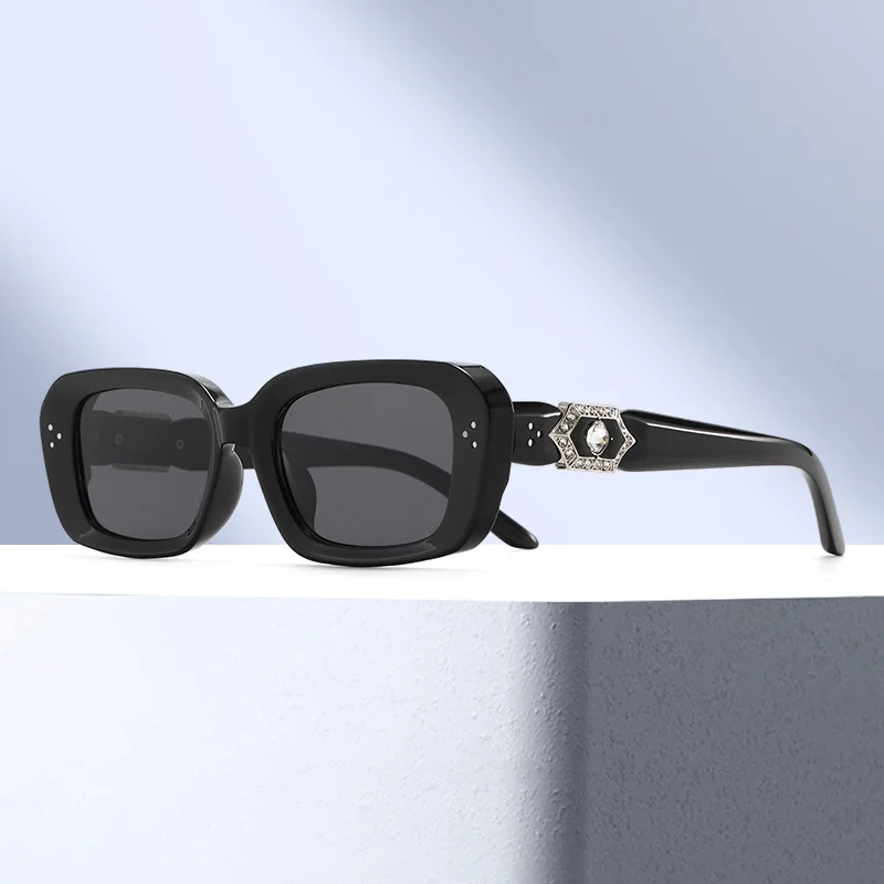 

Glamour Fashion Women Sunglasses Stylish Square Designer Female Brand Glasses Trending Crystal Luxurious UV400 Eyewear