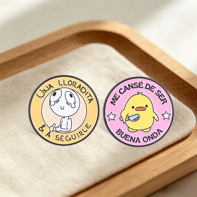 Una Lloradita & A Seguirle Stick Figure Crying Thumbs Up Emaille-Anstecknadel „Me Cansé De Ser Buena Onda“ Enten-Brosche Lustige Spanische Abzeichen – Detail 9