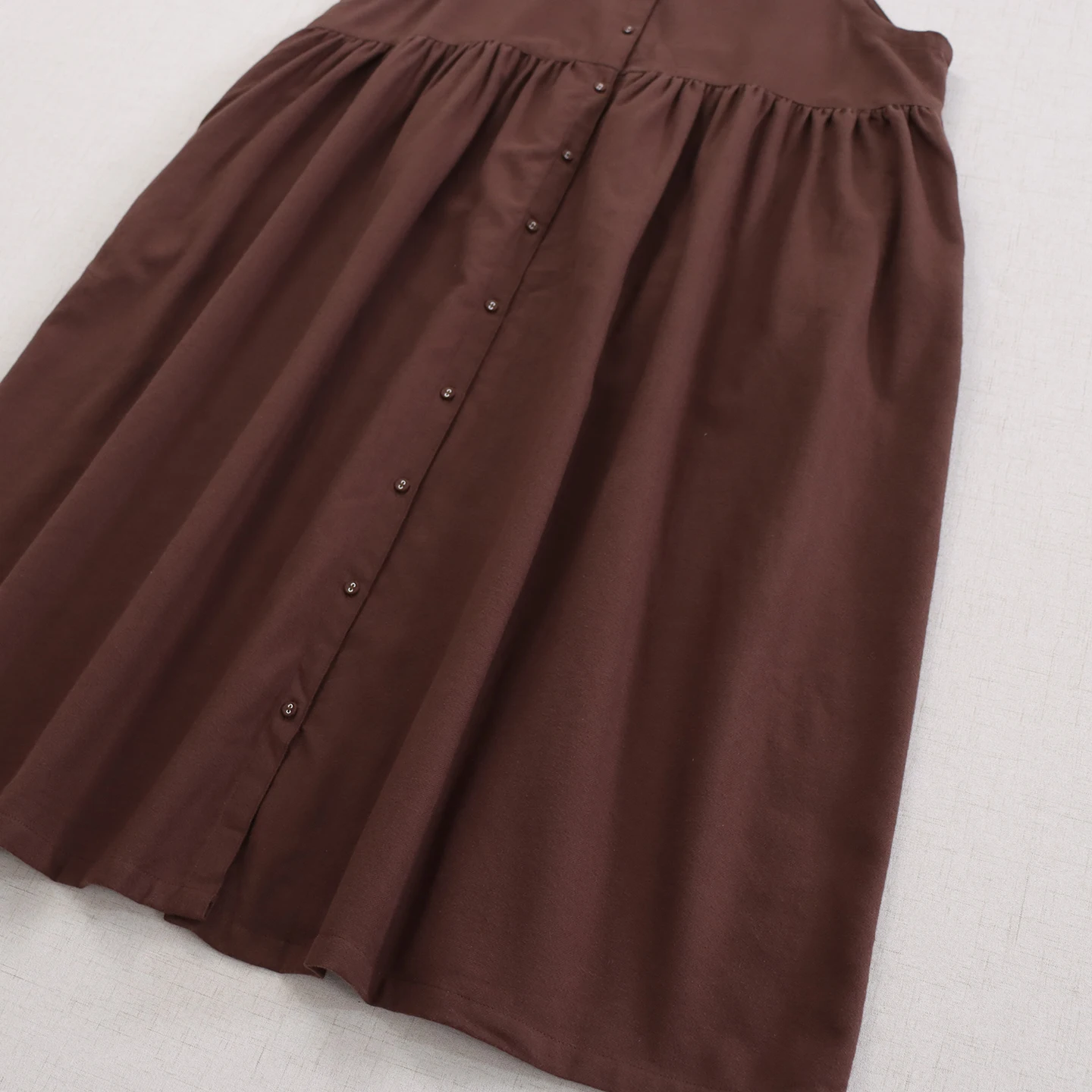 Japońska sukienka typu Mori Girl, jednolita, zapinana na guziki, damska, wiosenno-jesienna, z dekoltem typu O, bez rękawów, luźna, codzienna sukienka na ramiączkach z bawełny.