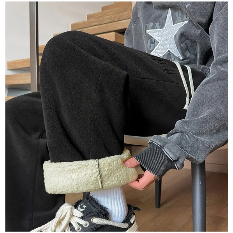 

Брюки из овечьего флиса для мальчиков зима 2025, новый стиль с добавлением флиса и утолщенные мужские повседневные хлопковые брюки с добавлением флиса.