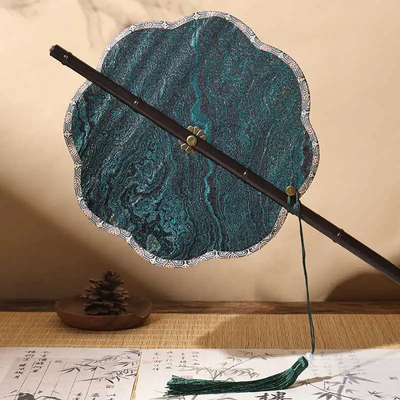 leque-dobravel-de-cabo-longo-para-mulheres-leque-rotativo-para-danca-hanfu-qipao-leque-de-seda-tradicional-chines-com-paisagem-de-marca-d'Agua-para-festividades