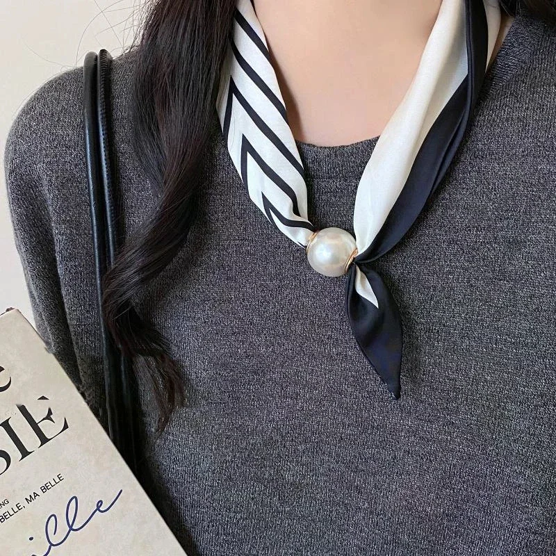 French Pearl Necklace Magnetic Clasp Lazy Scarf Women Pendant Neck Warmer Clavicle Chain Accessory